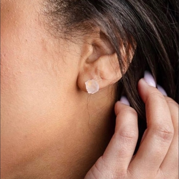 🆕 New Raw Rose Quartz Crystal Stud Gemstone Earrings - Picture 3 of 6